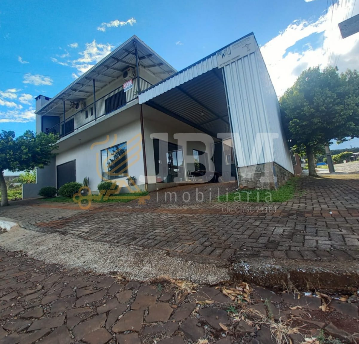 Imóvel residencial com sala comercial