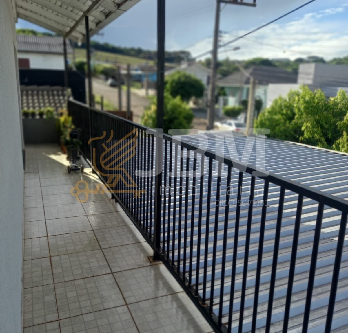 Imóvel residencial com sala comercial